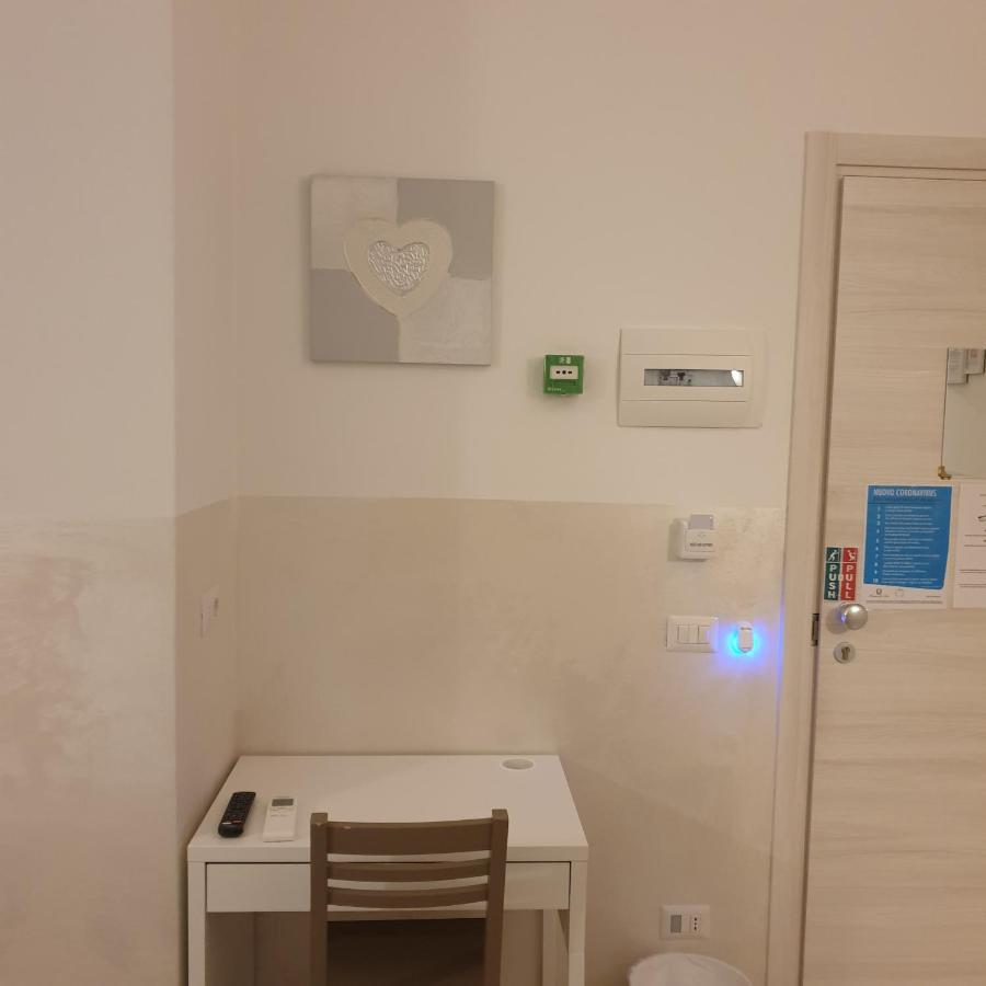 Bergamo City - Self Check-In Hotel Стая снимка